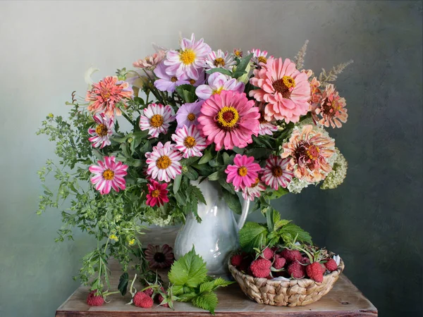 Zátiší Cyniemi Pestrobarevném Pozadí Zahradní Květiny Kytici Stock Obrázky