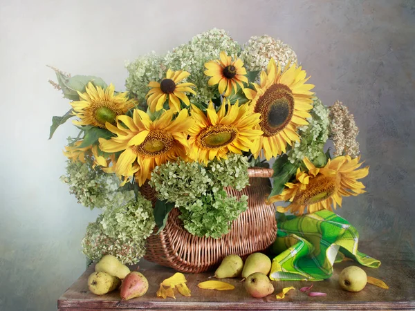 Stilleben Med Vackra Gula Solrosor Bukett Blommor — Stockfoto