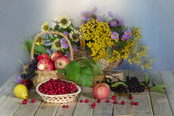 Natură statică cu flori, mere și fructe de pădure. -1 — Fotografie, imagine de stoc