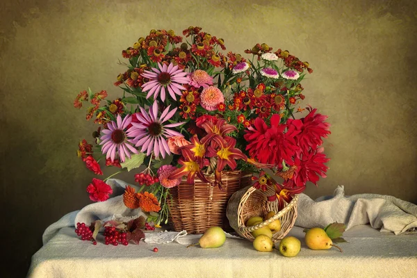 Een groot boeket van bloemen met fruit — Stockfoto