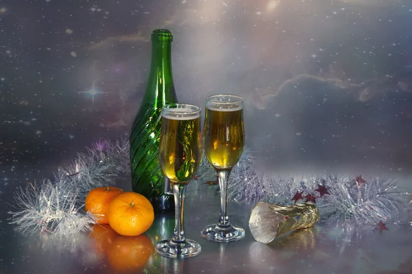 Karácsonyi üdvözlés pezsgővel, mandarin és karácsonyi talmi . — Stock Fotó