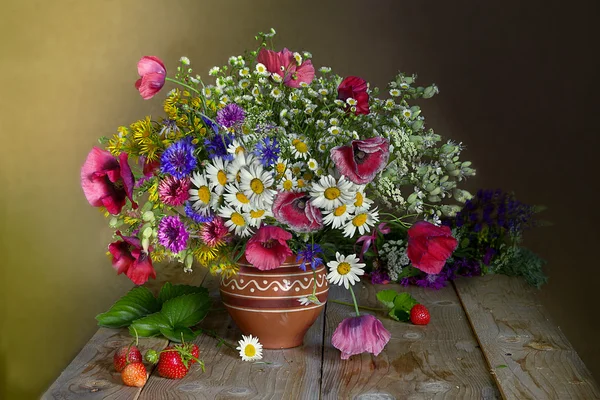 Um buquê de flores de prado — Fotografia de Stock