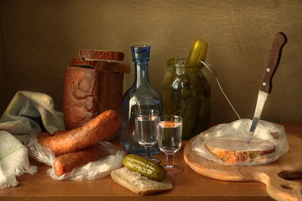 静生有香肠、火腿、面包、泡菜、伏特加。俄罗斯静生活 . — 图库照片
