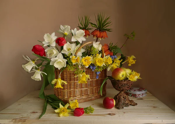 Buchet de flori de primăvară. Natură statică cu narcise, lalele, grouse regale, mere într-o vază  . — Fotografie, imagine de stoc