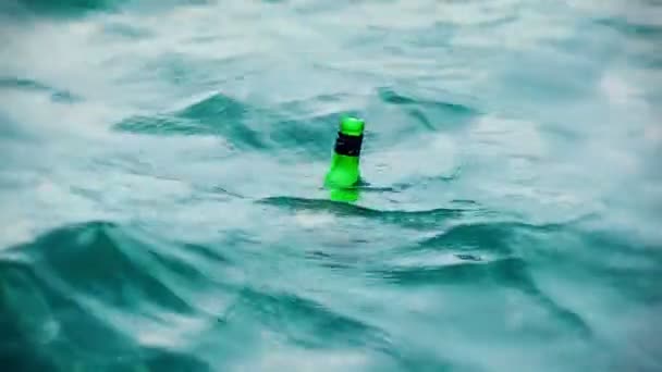 Fles drijvend in de oceaan — Stockvideo