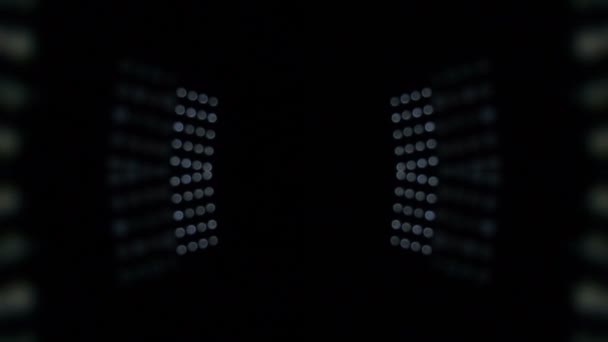 Мигающие прожекторы, плавное движение света — стоковое видео