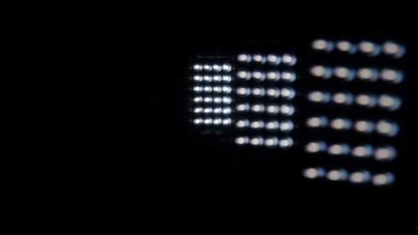Projektörler, düzgün hareket ışık yanıp sönen — Stok video