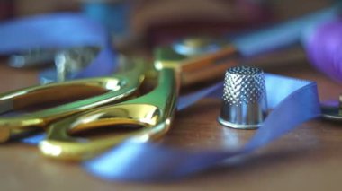 dikiş malzemeleri masanın üzerine dağılmış