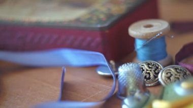 dikiş malzemeleri masanın üzerine dağılmış