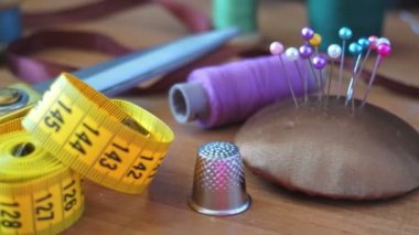 dikiş malzemeleri masanın üzerine dağılmış