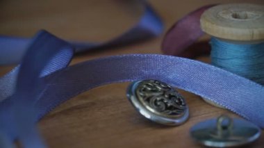 dikiş malzemeleri masanın üzerine dağılmış