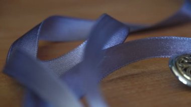 dikiş malzemeleri masanın üzerine dağılmış