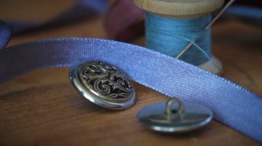 dikiş malzemeleri masanın üzerine dağılmış