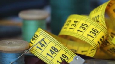 dikiş malzemeleri masanın üzerine dağılmış