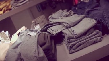 Depodaki denim giysileri ile raflar