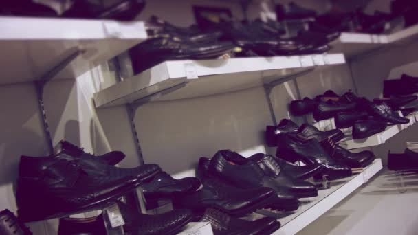 Bottes et chaussures pour hommes sur les étagères du magasin — Video