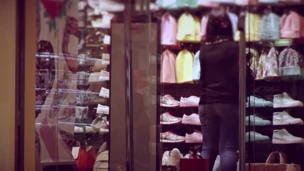 Vitrine met schoenen in een winkel. Lente zomer — Stockvideo