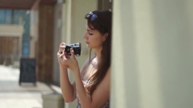 Vintage bir kamera tutan bir kız