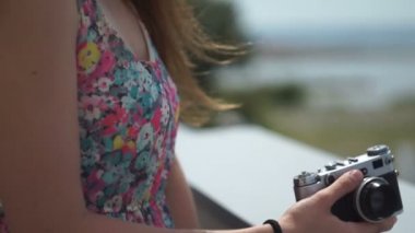 Vintage bir kamera tutan bir kız