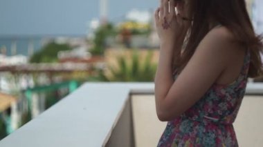 Vintage bir kamera tutan bir kız