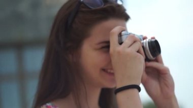 Vintage bir kamera tutan bir kız