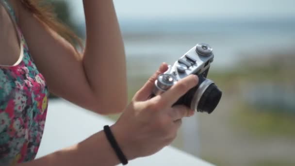 A girl holding a vintage camera — Stock Video