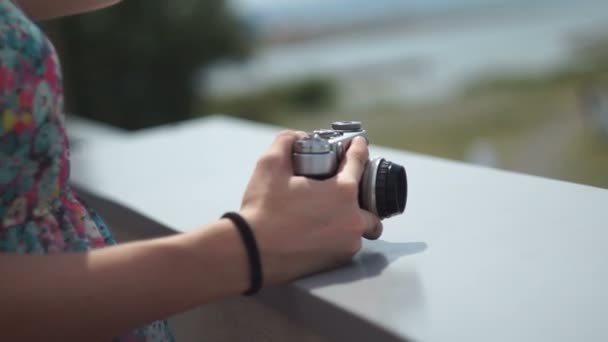 Una chica sosteniendo una cámara vintage — Vídeo de stock
