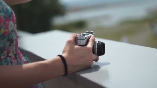 Una ragazza in possesso di una fotocamera vintage — Video Stock