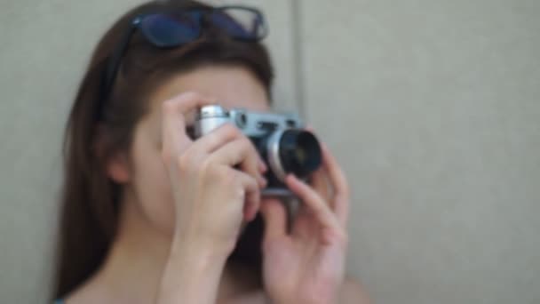 Una ragazza in possesso di una fotocamera vintage — Video Stock