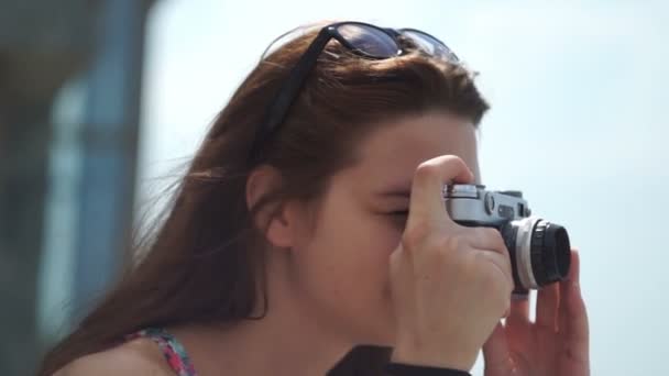 Μια κοπέλα κρατώντας μια vintage φωτογραφική μηχανή — Αρχείο Βίντεο