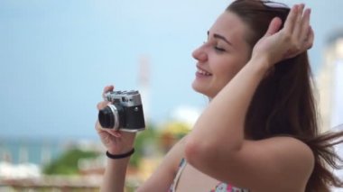 Vintage bir kamera tutan bir kız