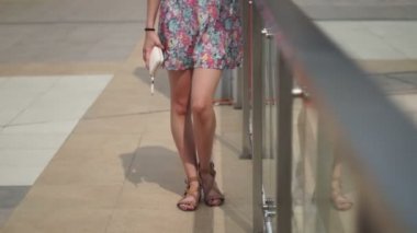 Gülümseyen, kentsel bir ortamda güzel kız