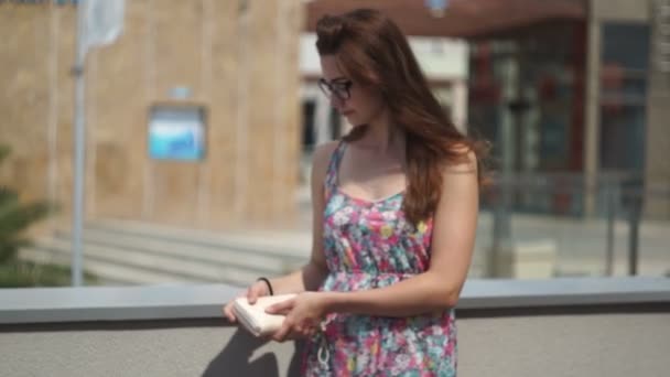 Das hübsche Mädchen lächelt, in einer städtischen Umgebung — Stockvideo