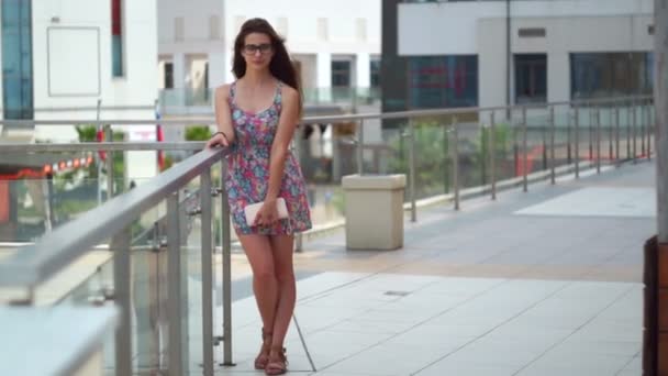 A csinos lány mosolyogva, a városi környezetben — Stock videók
