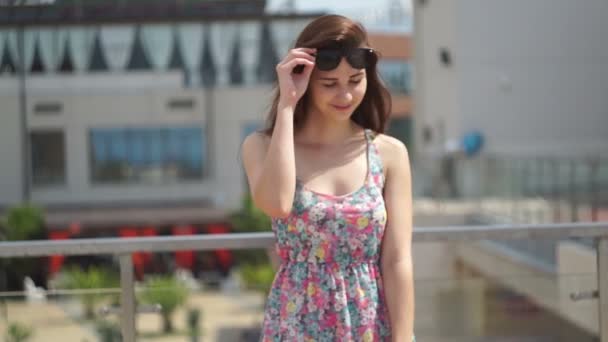 The pretty girl smiling, in an urban environment — Stock Video