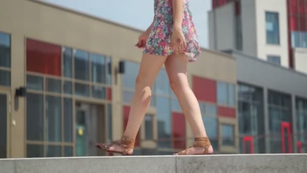 Ładna dziewczyna uśmiechając się w środowisku miejskim — Wideo stockowe