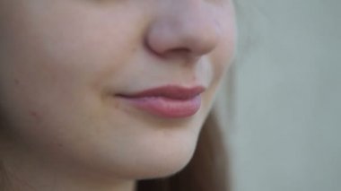 Gülümseyen genç kız, gözlüklü. Yakın çekim