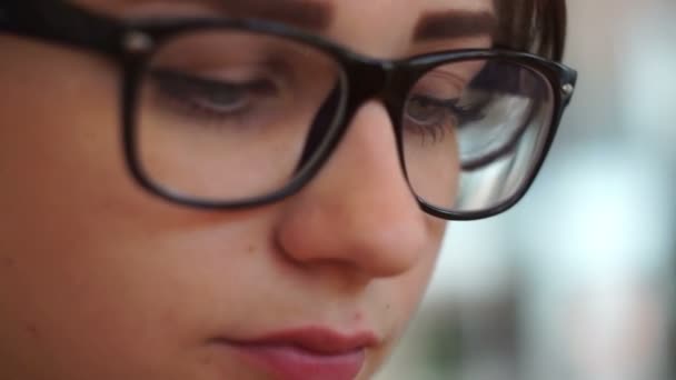 Il viso della ragazza con gli occhiali. Primo piano — Video Stock