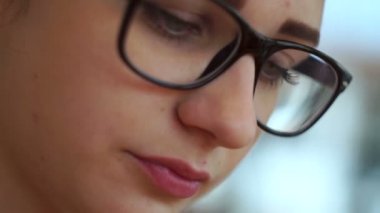 Gözlüklü kızın yüzü. Yakın çekim