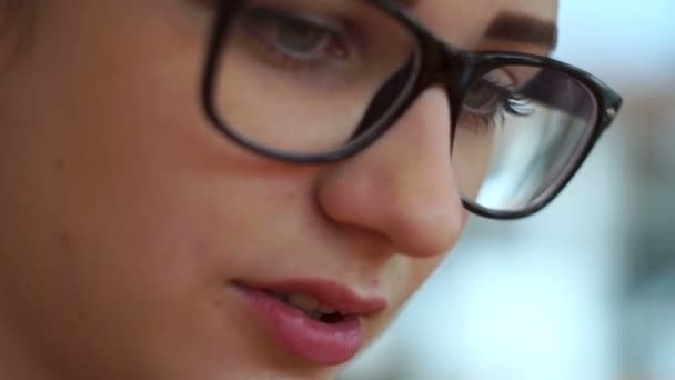 La cara de la chica con gafas. Primer plano — Vídeo de stock