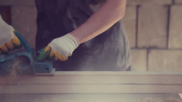 Trabajo de carpintero en el taller. Cepilladora eléctrica — Vídeo de stock