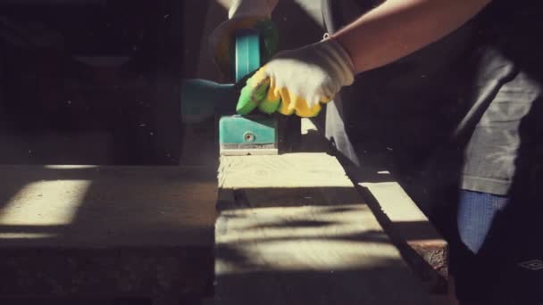 Work carpenter in the workshop. Electric Planer — Stock Video