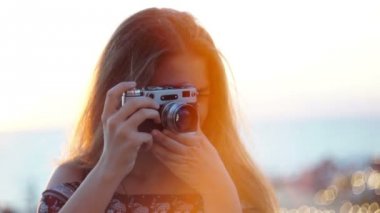 Vintage fotoğraf makinesi kızla. Beach, günbatımı, Rüzgar