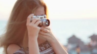 Vintage fotoğraf makinesi kızla. Beach, günbatımı, Rüzgar