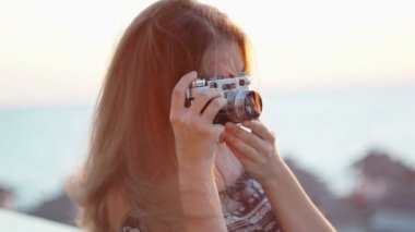 Vintage fotoğraf makinesi kızla. Beach, günbatımı, Rüzgar