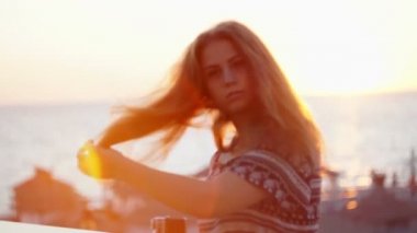 Gün batımında kız. Yakın çekim