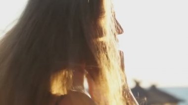 Kız ile senin smartphone batımında sahilde. 