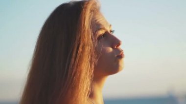 Konuşmaya ve bir akıllı telefon tutan kadın