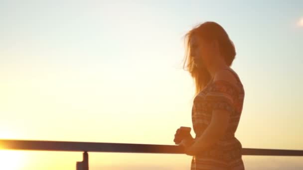 Dziewczyna na plaży. o zachodzie słońca z jej włosów na wietrze — Wideo stockowe