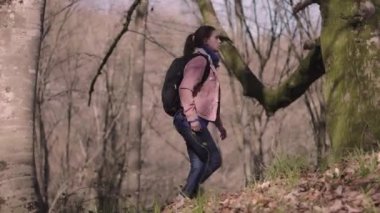 Doğada kendini izole eden genç bir kız öğrenci ormanda yürüyor.